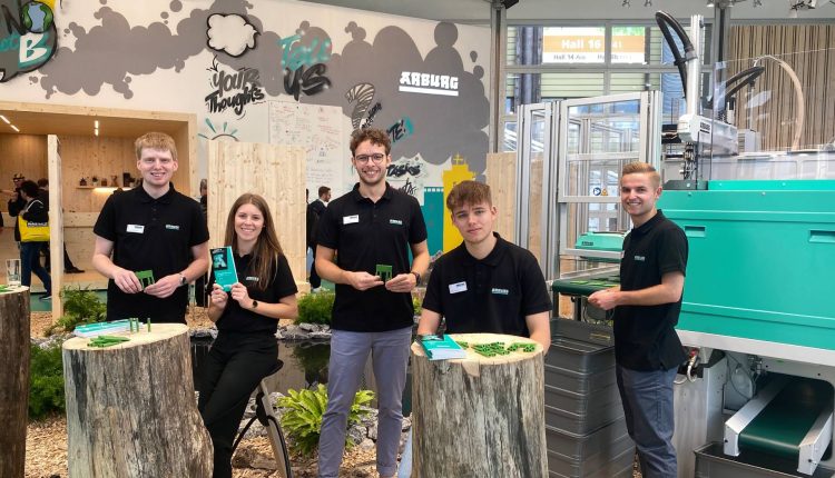 Fully motivated: Arburg trainees "rocked" the arburgGREENworld pavilion and explained the future of plastic as a recyclable material to the visitors.