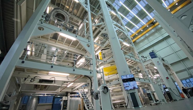 Large-scale Triple-Bubble® blown film lines from Kuhne can achieve throughputs of up to 2,000 kg/h when producing ultra-thin thermoforming film.