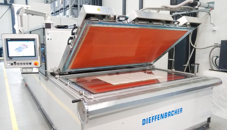 The new Flex option for the DIEFFENBACHER Fibercon: The upper frame is equipped with a flexible sheet.