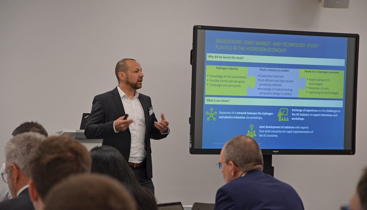 Dr Kai Fischer, initiator of the network at IKV, welcomes the participants.